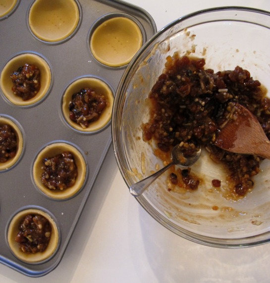 filling mince pies